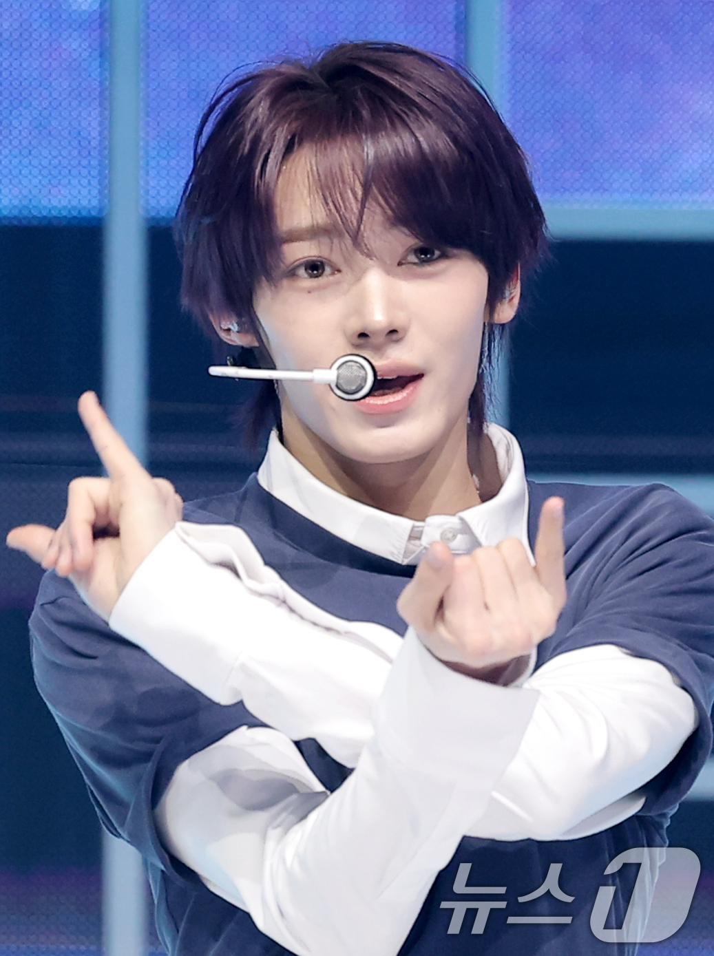 (서울=뉴스1) 권현진 기자 = 그룹 투어스(TWS) 한진이 27일 오후 서울 광진구 예스24라이브홀에서 가진 미니 5집 ‘노 트레지디(NO TRAGEDY)’ 발매 기념 쇼케이스에 …