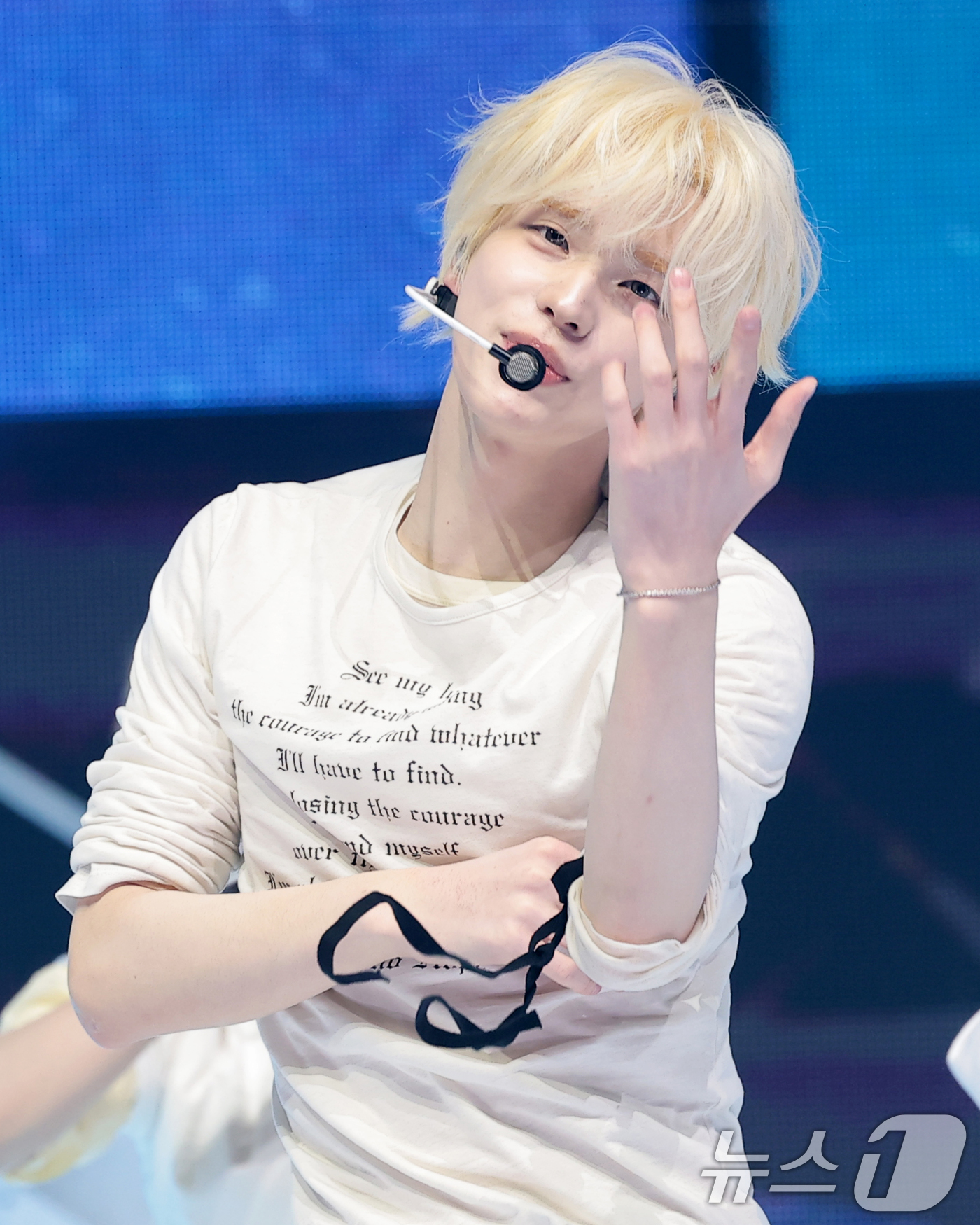 (서울=뉴스1) 권현진 기자 = 그룹 투어스(TWS) 신유가 27일 오후 서울 광진구 예스24라이브홀에서 가진 미니 5집 ‘노 트레지디(NO TRAGEDY)’ 발매 기념 쇼케이스에 …