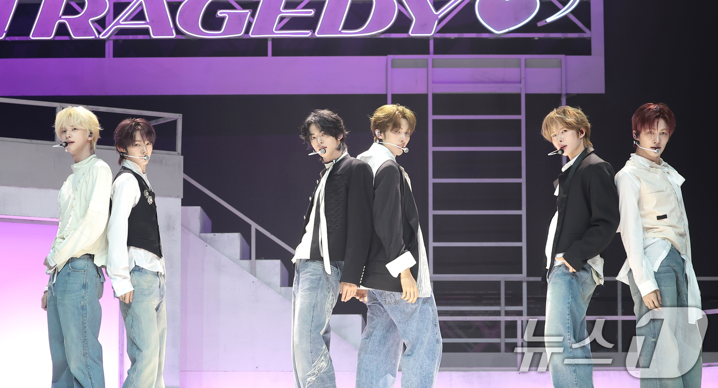 (서울=뉴스1) 권현진 기자 = 그룹 투어스(TWS)가 27일 오후 서울 광진구 예스24라이브홀에서 가진 미니 5집 ‘노 트레지디(NO TRAGEDY)’ 발매 기념 쇼케이스에서 타 …