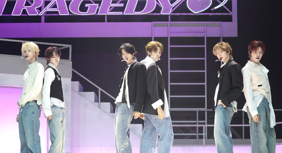 컴백 무대 펼치는 투어스