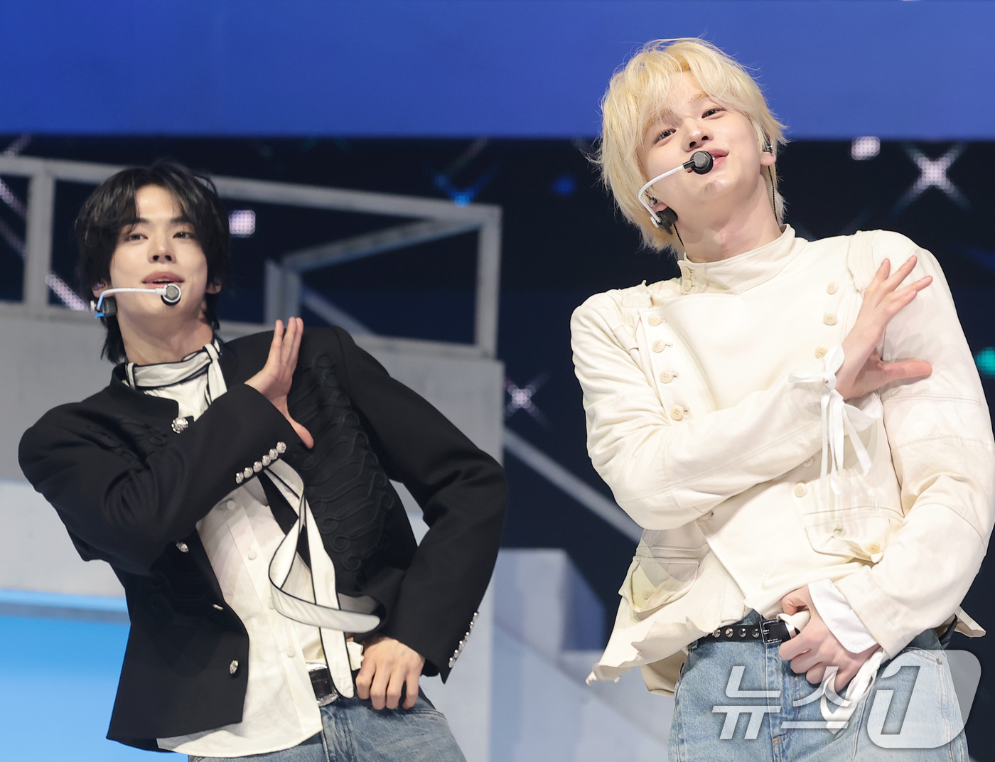 (서울=뉴스1) 권현진 기자 = 그룹 투어스(TWS) 도훈과 신유(오른쪽)가 27일 오후 서울 광진구 예스24라이브홀에서 가진 미니 5집 ‘노 트레지디(NO TRAGEDY)’ 발매 …