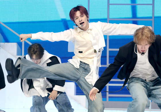 지훈, 에너지 가득한 무대