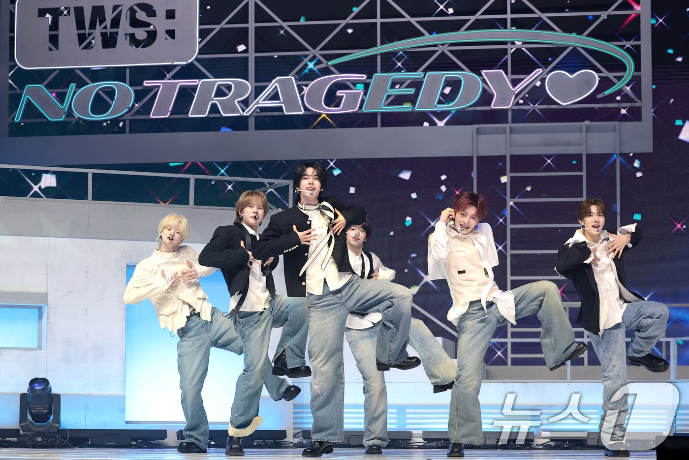 본문 이미지 - 그룹 투어스(TWS)가 27일 오후 서울 광진구 예스24라이브홀에서 가진 미니 5집 ‘노 트레지디(NO TRAGEDY)’ 발매 기념 쇼케이스에서 타이틀곡 ‘널 따라가(You, You)’를 선보이고 있다. 2026.4.27 ⓒ 뉴스1 권현진 기자