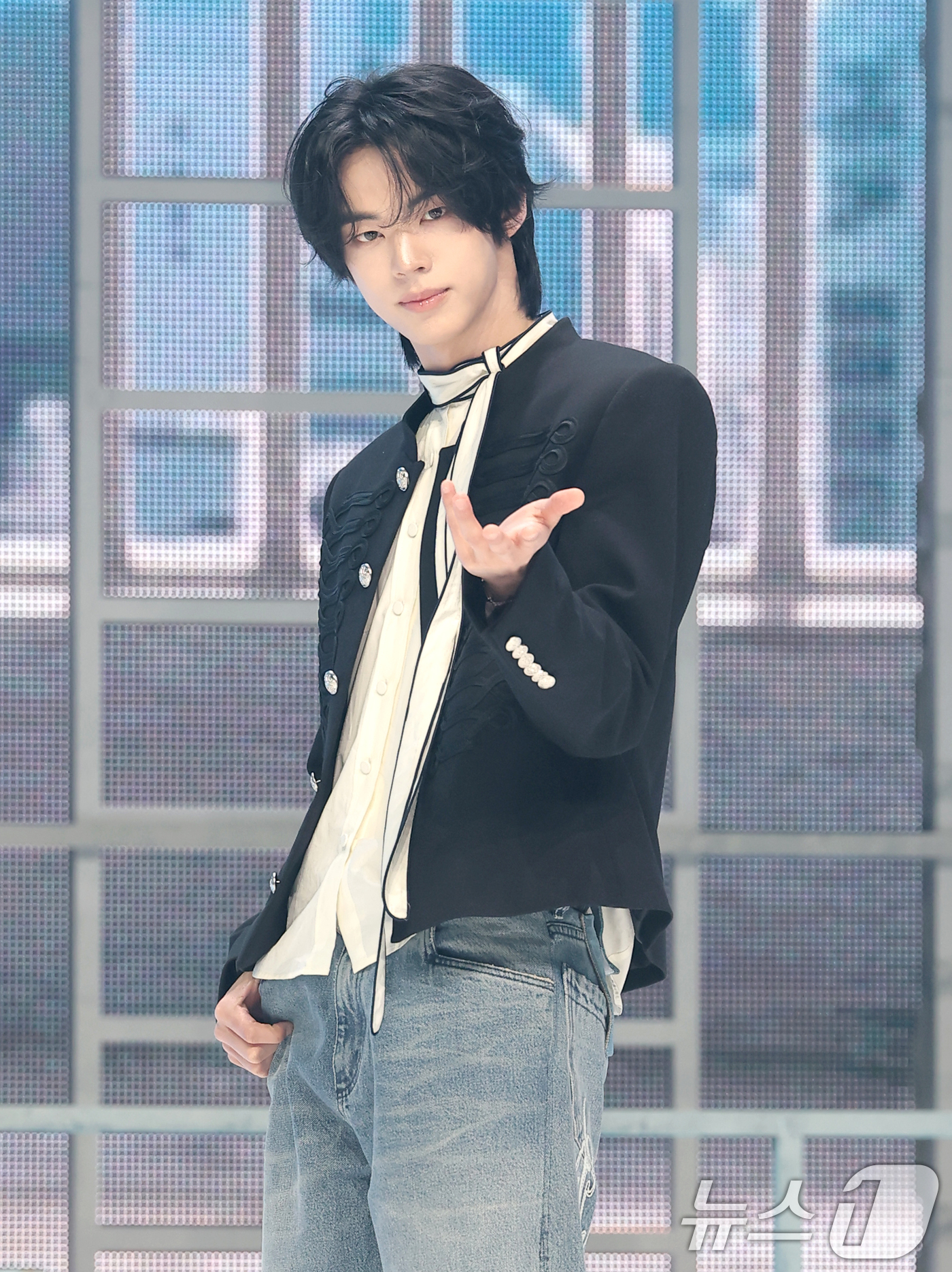 (서울=뉴스1) 권현진 기자 = 그룹 투어스(TWS) 도훈이 27일 오후 서울 광진구 예스24라이브홀에서 가진 미니 5집 ‘노 트레지디(NO TRAGEDY)’ 발매 기념 쇼케이스에 …