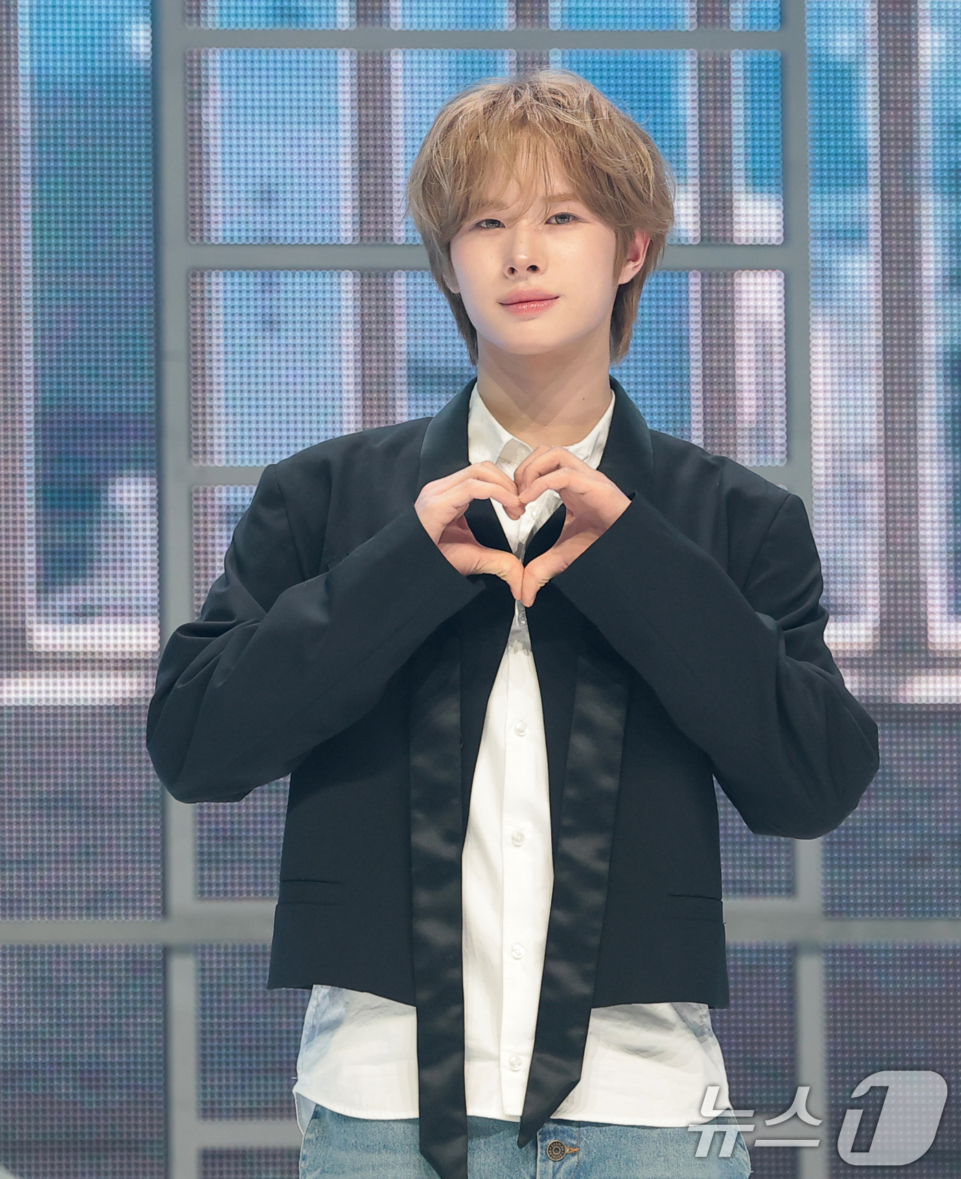 (서울=뉴스1) 권현진 기자 = 그룹 투어스(TWS) 경민이 27일 오후 서울 광진구 예스24라이브홀에서 가진 미니 5집 ‘노 트레지디(NO TRAGEDY)’ 발매 기념 쇼케이스에 …