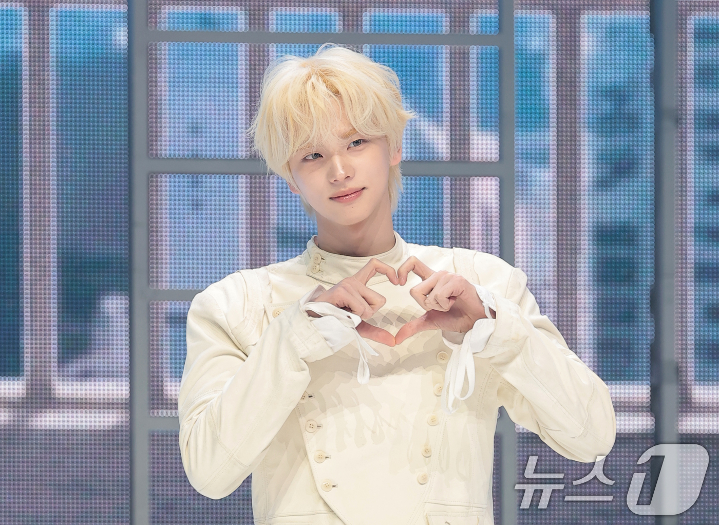 (서울=뉴스1) 권현진 기자 = 그룹 투어스(TWS) 신유가 27일 오후 서울 광진구 예스24라이브홀에서 가진 미니 5집 ‘노 트레지디(NO TRAGEDY)’ 발매 기념 쇼케이스에 …