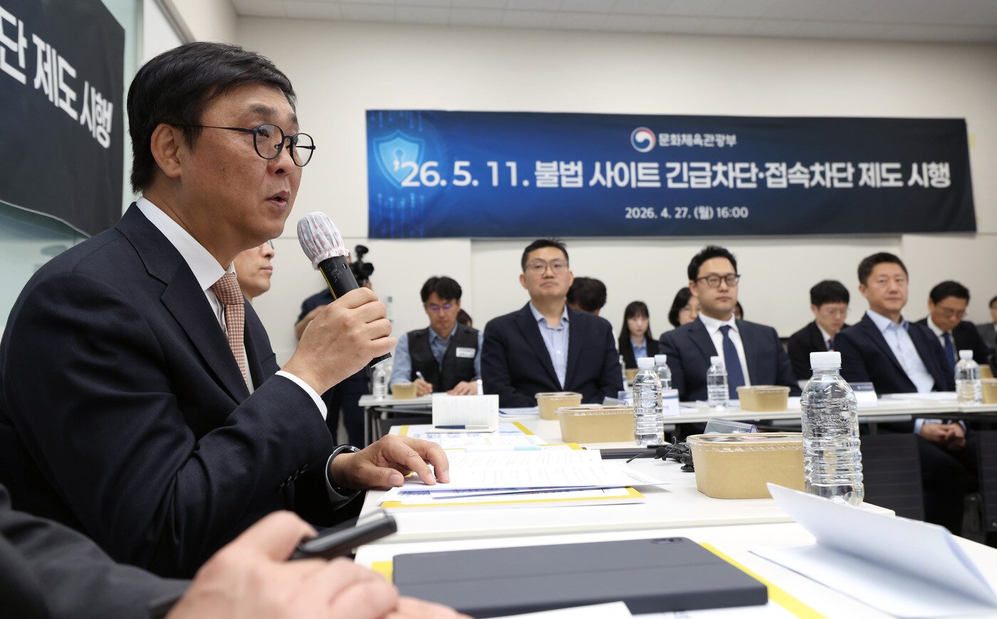 본문 이미지 - 웹툰·웹소설 불법 유통 사이트 '뉴토끼' '마나토끼' '북토끼'가 돌연 폐쇄를 선언한 가운데 최휘영 문화체육관광부 장관이 27일 서울 마포구 한국저작권보호원에서 콘텐츠업계와 인터넷서비스업계 관계자들을 만나 5월 11일부터 시행을 앞둔 정부의 긴급차단·접속차단 제도의 준비 상황을 점검하고 협력 방안을 논의했다.