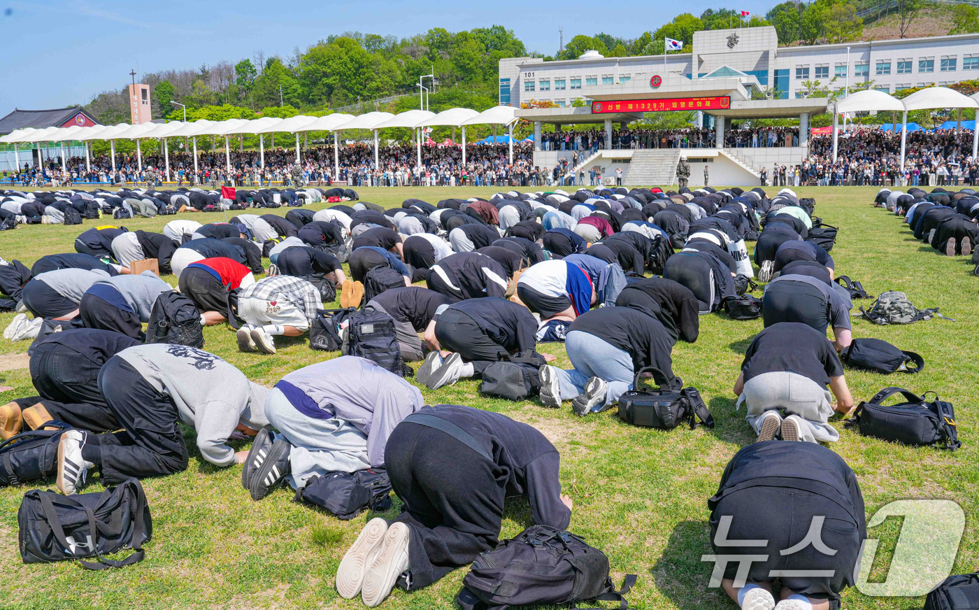 (포항=뉴스1) 최창호 기자 = 27일 경북 포항시 해병대교육훈련단에서 열린 신병 1329기 입영문화제에서 입영 장병들이 입소 전 부모님께 큰절하고 있다.(해병대교육훈련단제공, 재 …