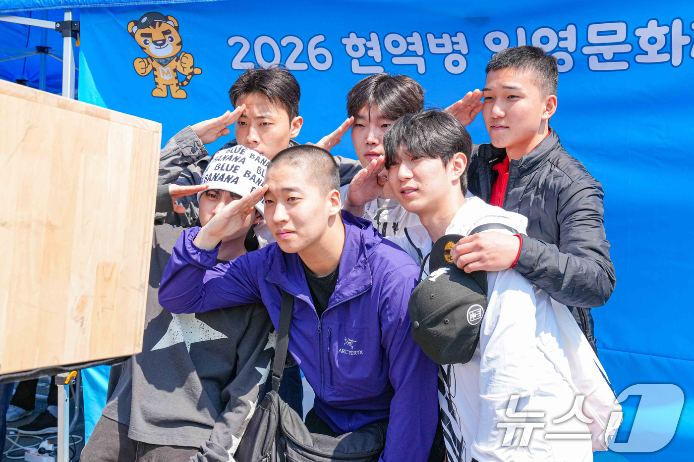 (포항=뉴스1) 최창호 기자 = 27일 경북 포항시 해병대교육훈련단에서 열린 신병 1329기 입영문화제에서 입영 장병이 친구들과 함께 기념촬영을 하며 추억을 남기고 있다.(해병대교 …