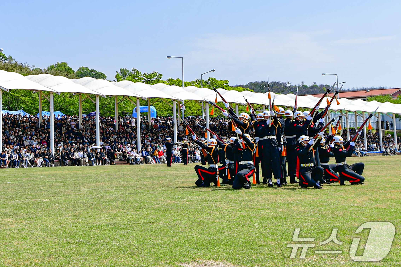 (포항=뉴스1) 최창호 기자 = 27일 경북 포항시 해병대교육훈련단에서 열린 신병 1329기 입영문화제에서 해병대의장대 시범 공연이 열리고 있다.(해병대교육훈련단제공, 재판매 및 …