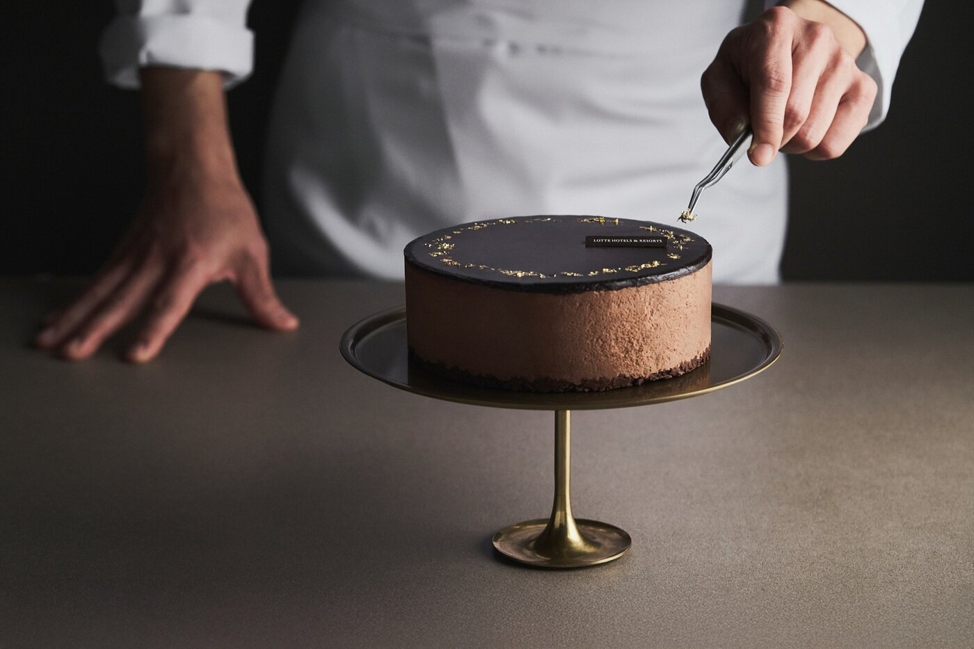 본문 이미지 - 골드 초콜릿케이크(롯데호텔앤리조트 제공))