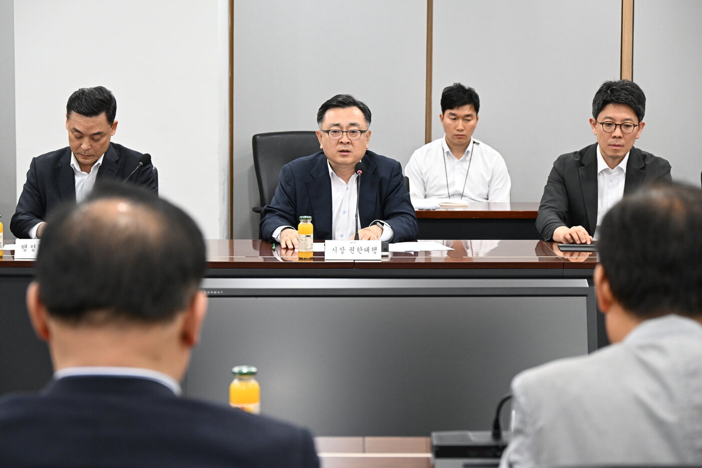 본문 이미지 - 김성보 서울시장 권한대행이 정례간부회의에서 주요 당부사항을 전달하고 있다.