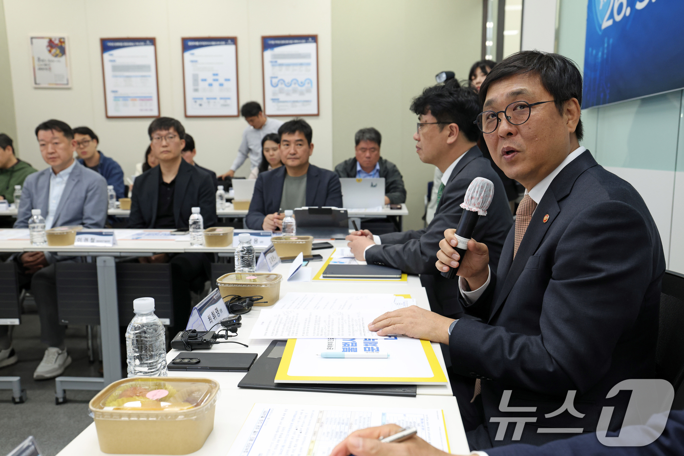 (서울=뉴스1) = 최휘영 문화체육관광부 장관이 27일 서울 마포구 저작권보호원 저작권 침해대응 종합상황실에서 열린 불법사이트 긴급차단·접속차단 제도 시행 성공 다짐 행사에서 인사 …