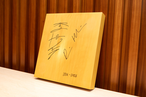 허사비스 CEO, 李대통령에 알파고 대국 10주년 기념 바둑판 선물