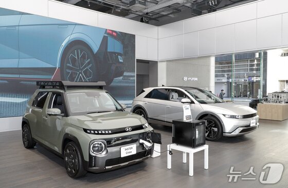 본문 이미지 - 지난해 10월 일본 오사카의 현대자동차 오사카 고객경험센터(CXC) 1층 전시장에 인스터 EV(왼쪽)와 아이오닉 5가 전시된 모습(한국자동차기자협회 공동취재). 2025.10.30.