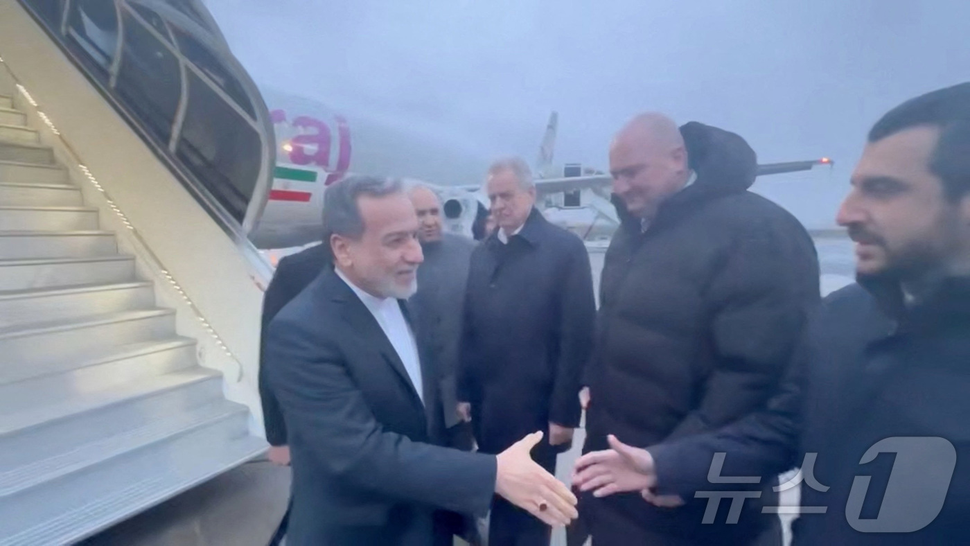 (상트페테르부르크 로이터=뉴스1) 김경민 기자 = 아바스 아라그치 이란 외무장관(왼쪽)이 27일(현지시간) 블라디미르 푸틴 러시아 대통령과 회담하기 위해 상트페테르부르크에 도착했다 …