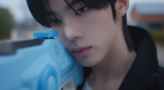 투어스, 여섯 소년의 청량 로맨스…'널 따라가' 뮤비 공개