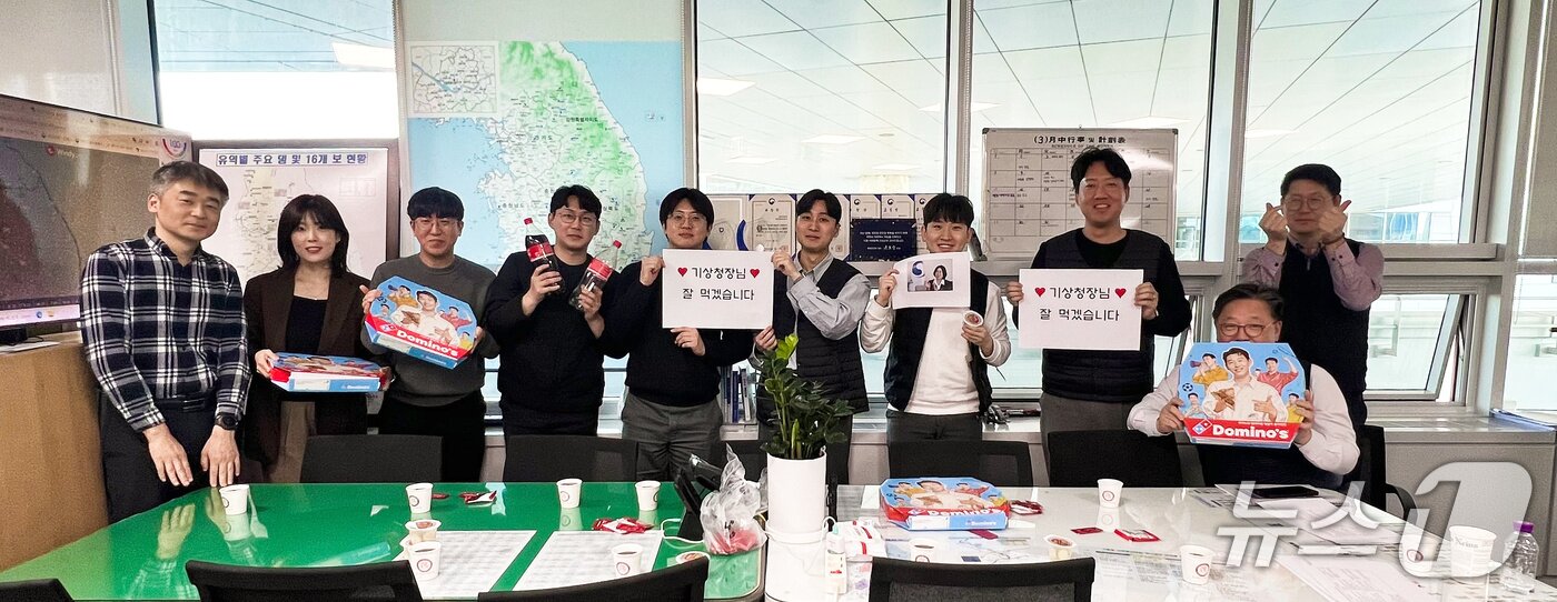 본문 이미지 - 행정안전부 직원들이 3월 17일, 이미선 기상청장이 보낸 피자에 대해 감사의 뜻을 전하고 있다. ⓒ 뉴스1