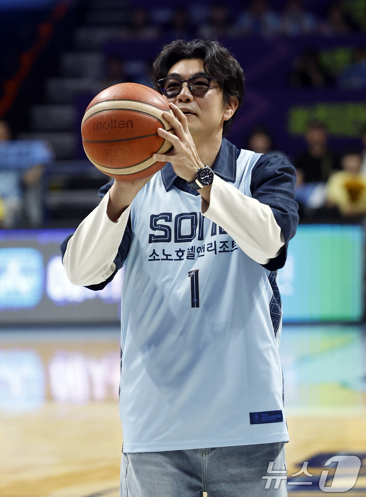 (고양=뉴스1) 박정호 기자 = 배우 이종혁이 27일 오후 경기도 고양시 일산서구 중앙로 고양소노아레나에서 열린  2025-26 프로농구 4강 플레이오프 3차전 고양 소노 스카이거 …