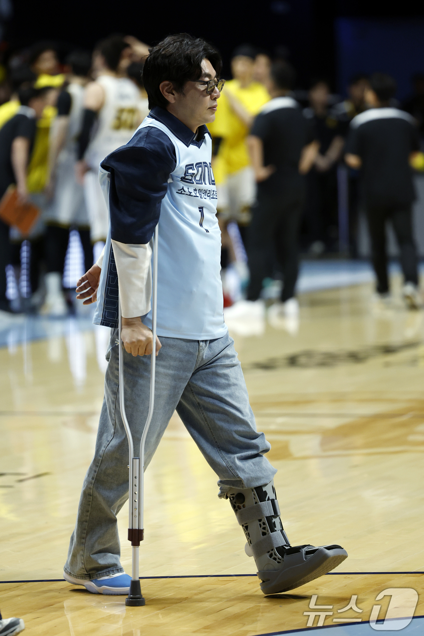 (고양=뉴스1) 박정호 기자 = 배우 이종혁이 27일 오후 경기도 고양시 일산서구 중앙로 고양소노아레나에서 열린  2025-26 프로농구 4강 플레이오프 3차전 고양 소노 스카이거 …