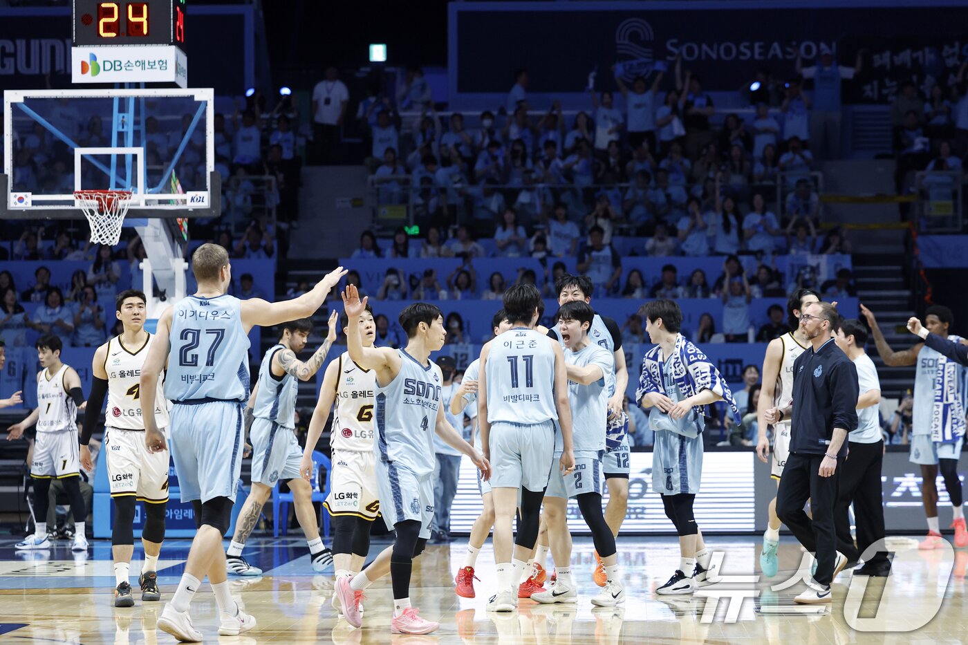 본문 이미지 - 27일 오후 경기도 고양시 일산서구 중앙로 고양소노아레나에서 열린 2025-26 프로농구 4강 플레이오프 3차전 고양 소노 스카이거너스와 창원 LG 세이커스의 경기에서 소노 선수들이 점수차를 벌리자 기뻐하고 있다. 2026.4.27 ⓒ 뉴스1 박정호 기자