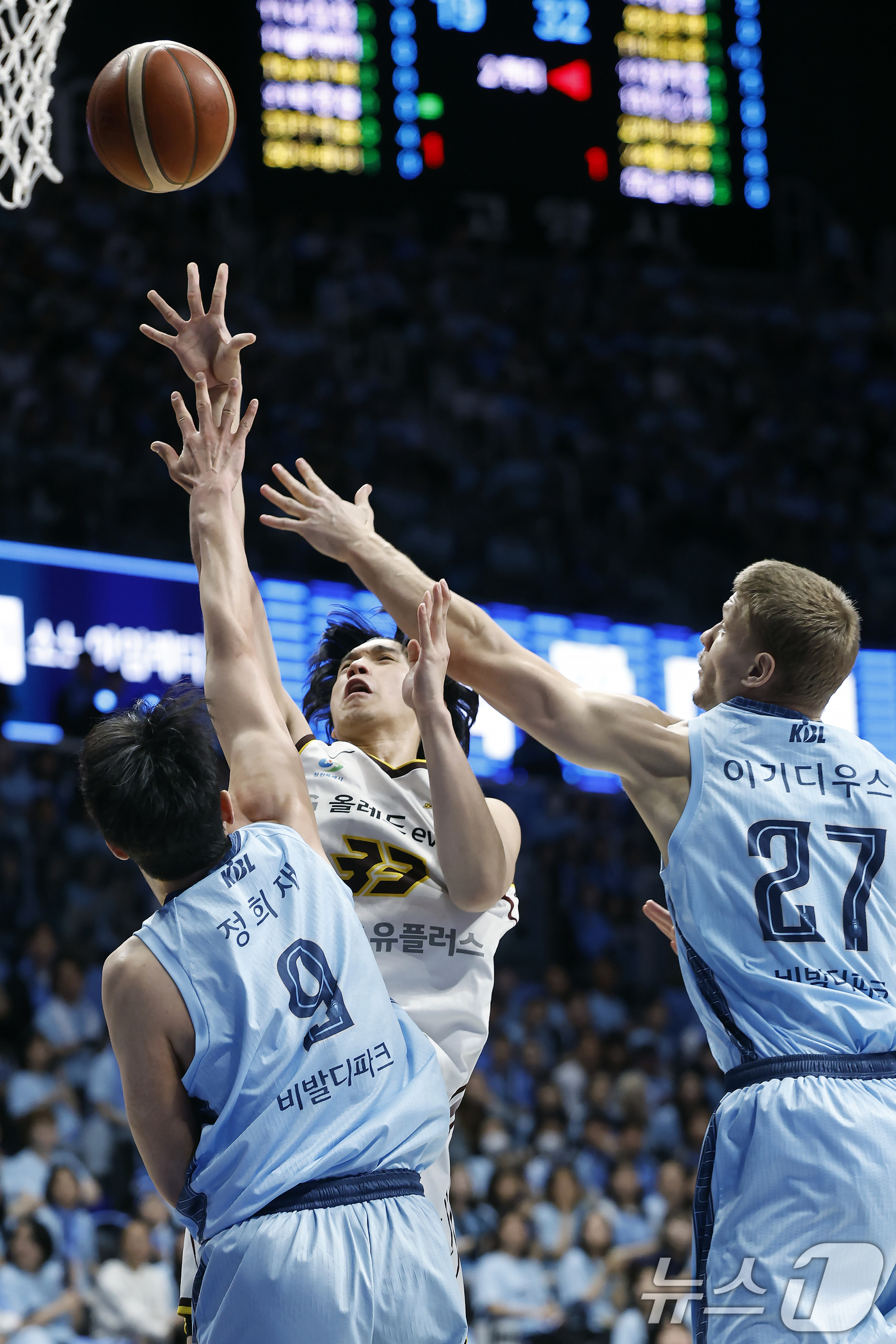 (고양=뉴스1) 박정호 기자 = 27일 오후 경기도 고양시 일산서구 중앙로 고양소노아레나에서 열린  2025-26 프로농구 4강 플레이오프 3차전 고양 소노 스카이거너스와 창원 L …