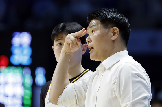 작전 지시하는 조상현 감독