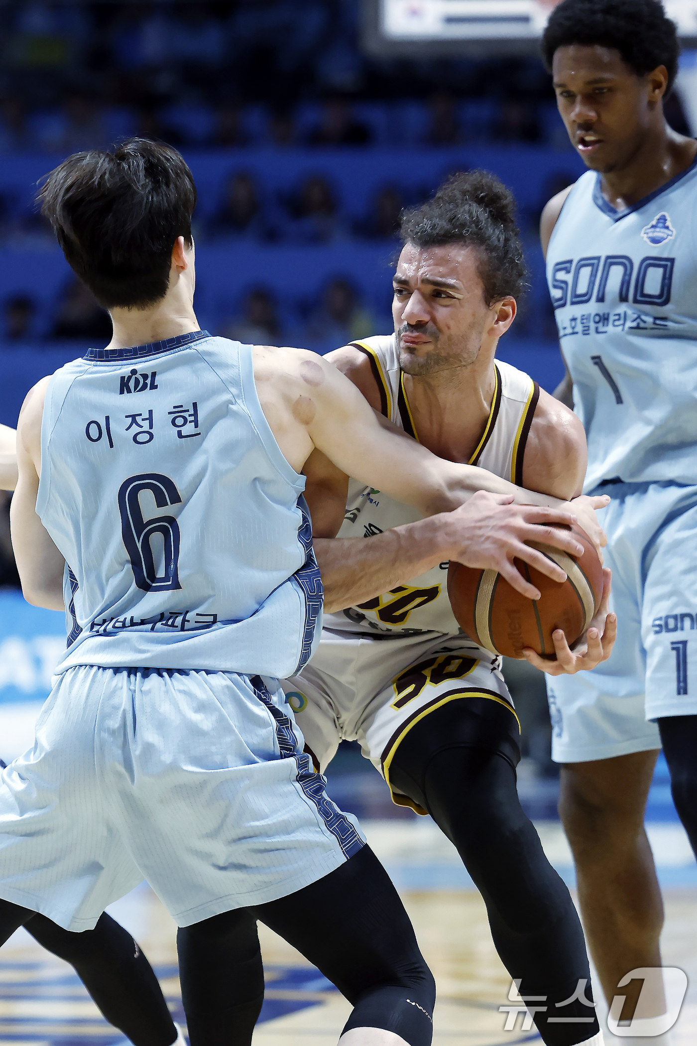 (고양=뉴스1) 박정호 기자 = 27일 오후 경기도 고양시 일산서구 중앙로 고양소노아레나에서 열린  2025-26 프로농구 4강 플레이오프 3차전 고양 소노 스카이거너스와 창원 L …