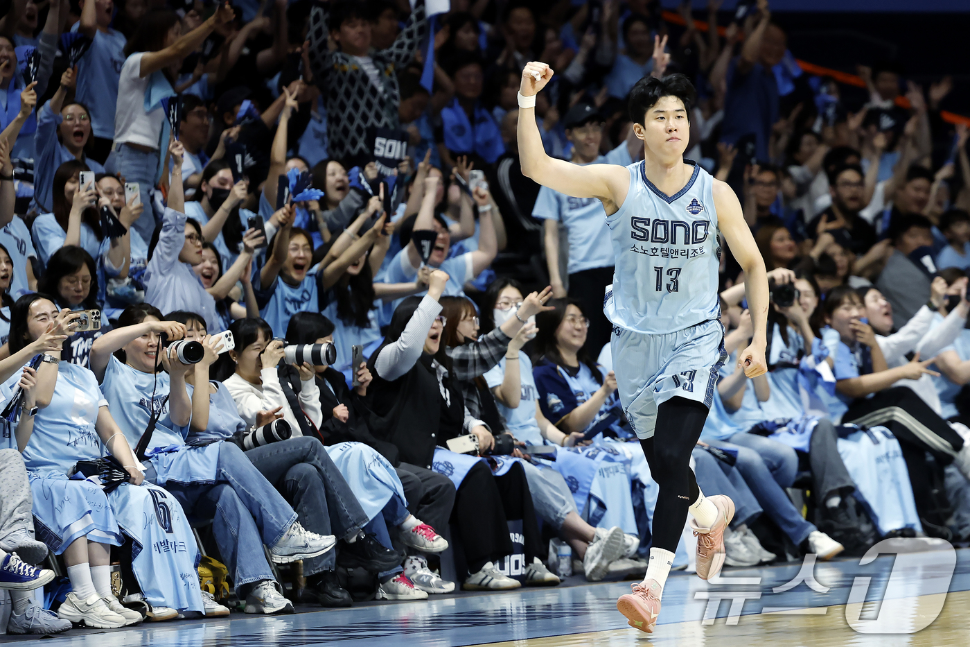 (고양=뉴스1) 박정호 기자 = 27일 오후 경기도 고양시 일산서구 중앙로 고양소노아레나에서 열린  2025-26 프로농구 4강 플레이오프 3차전 고양 소노 스카이거너스와 창원 L …