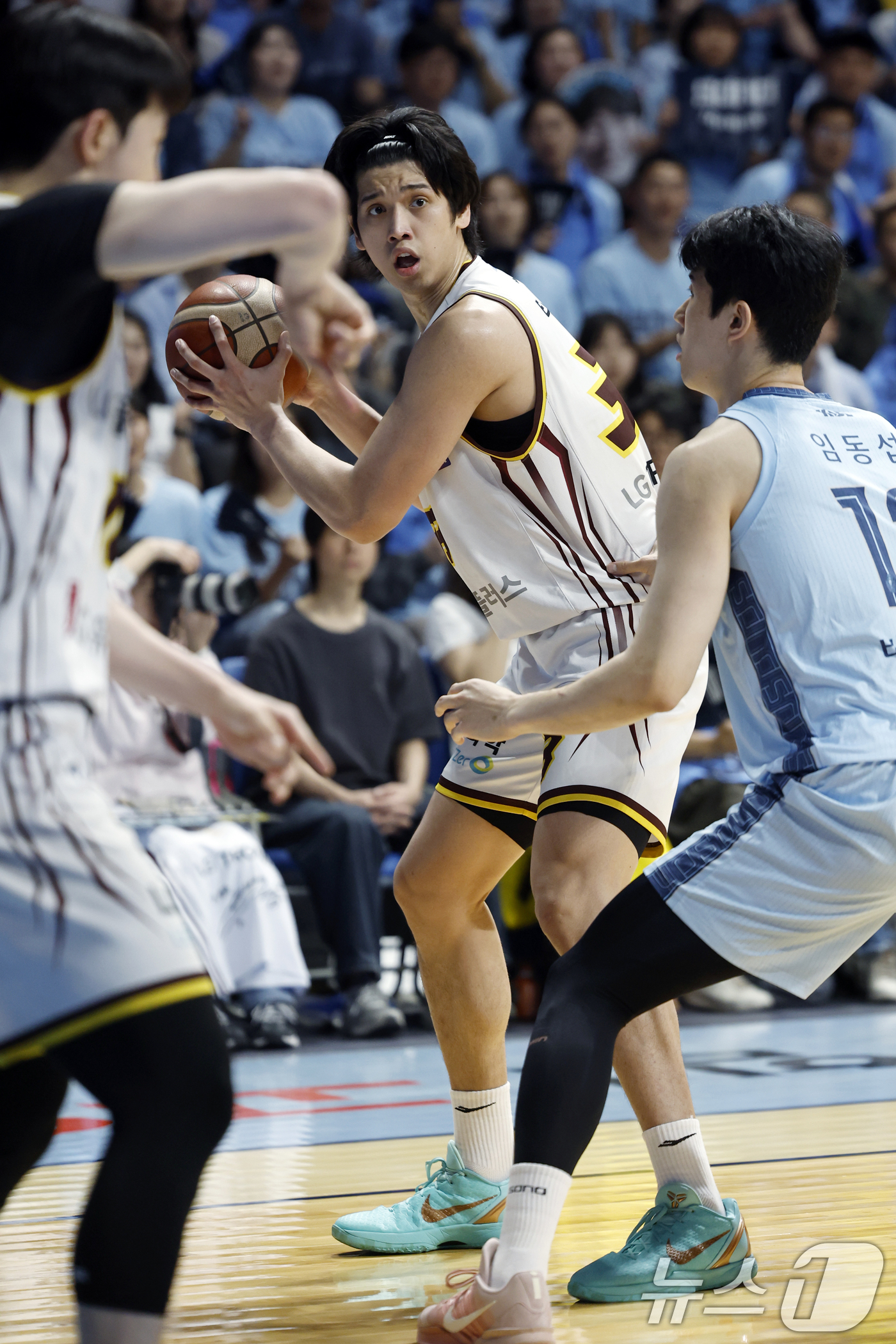 (고양=뉴스1) 박정호 기자 = 27일 오후 경기도 고양시 일산서구 중앙로 고양소노아레나에서 열린  2025-26 프로농구 4강 플레이오프 3차전 고양 소노 스카이거너스와 창원 L …