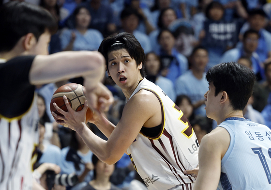 패스할 곳 찾는 타마요