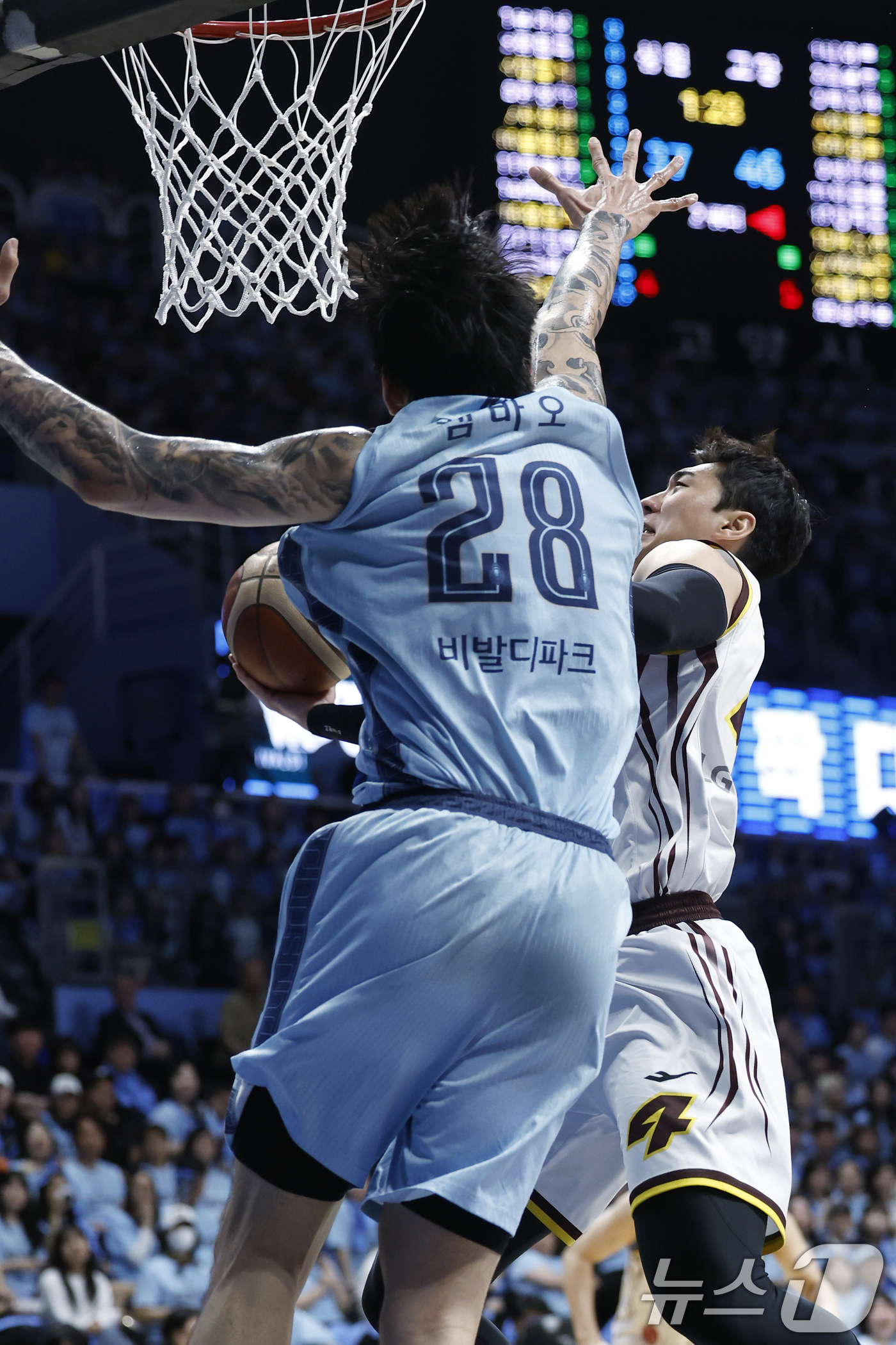 (고양=뉴스1) 박정호 기자 = 27일 오후 경기도 고양시 일산서구 중앙로 고양소노아레나에서 열린  2025-26 프로농구 4강 플레이오프 3차전 고양 소노 스카이거너스와 창원 L …