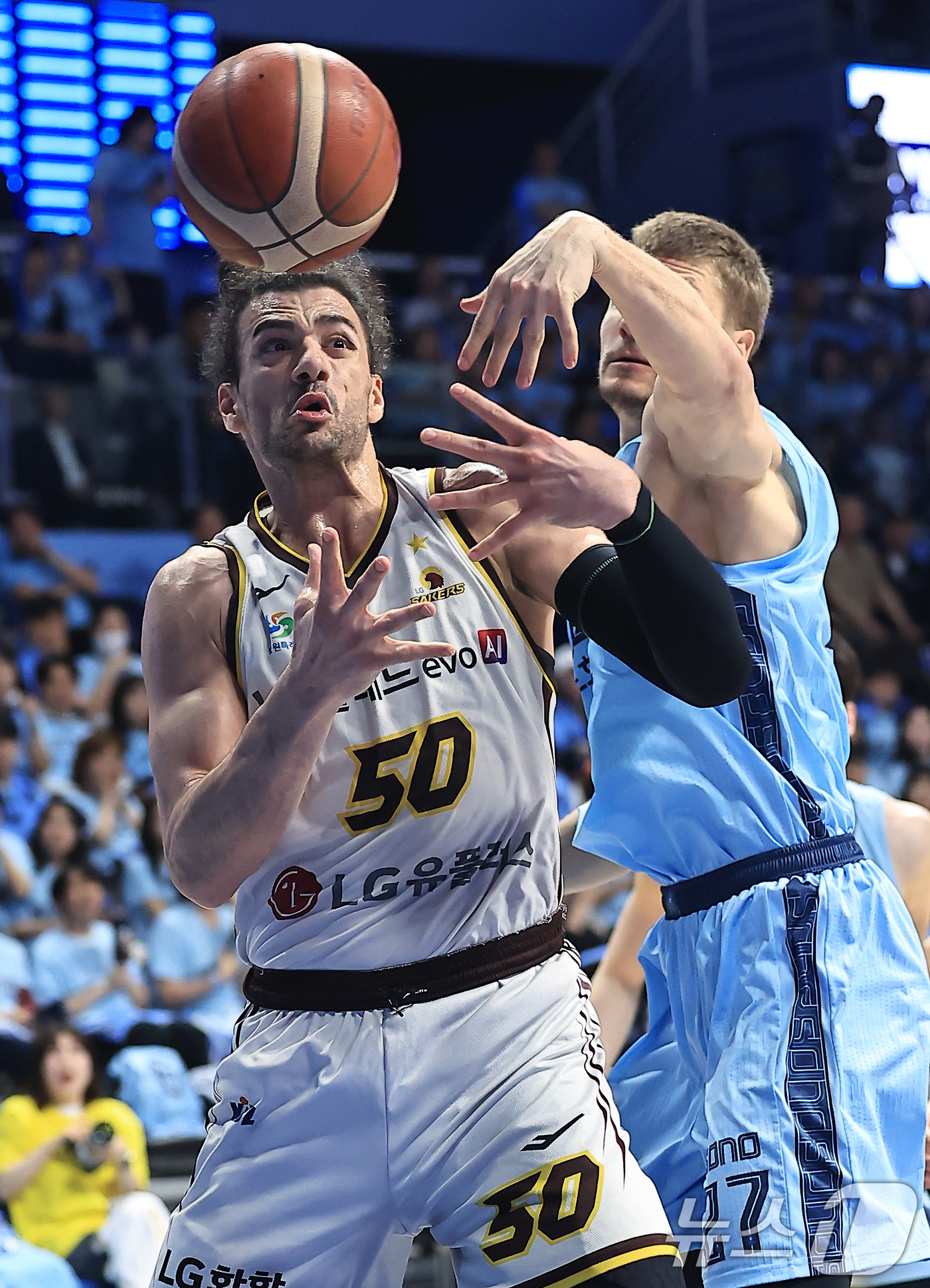 (고양=뉴스1) 박정호 기자 = 27일 오후 경기도 고양시 일산서구 중앙로 고양소노아레나에서 열린  2025-26 프로농구 4강 플레이오프 3차전 고양 소노 스카이거너스와 창원 L …