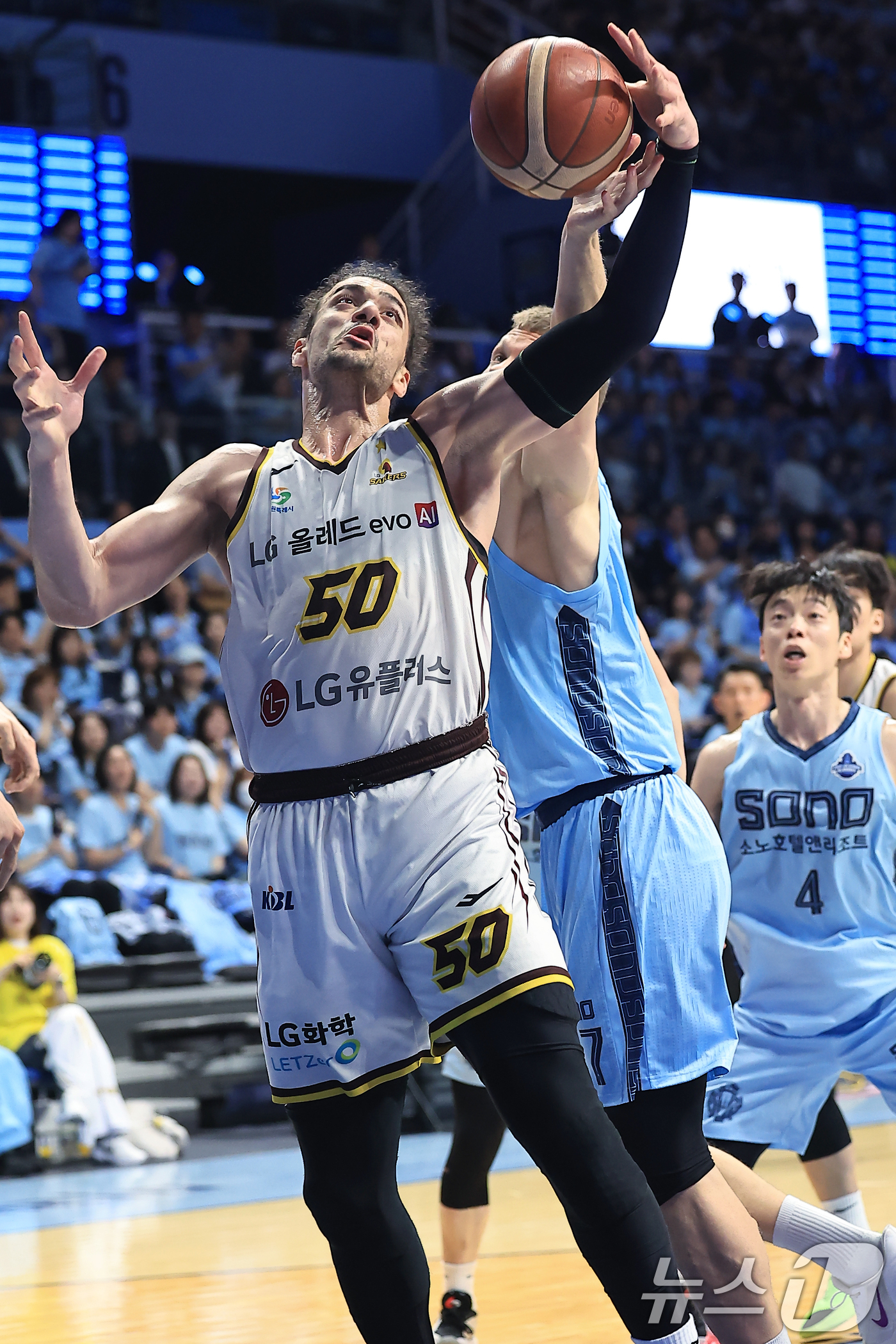 (고양=뉴스1) 박정호 기자 = 27일 오후 경기도 고양시 일산서구 중앙로 고양소노아레나에서 열린  2025-26 프로농구 4강 플레이오프 3차전 고양 소노 스카이거너스와 창원 L …