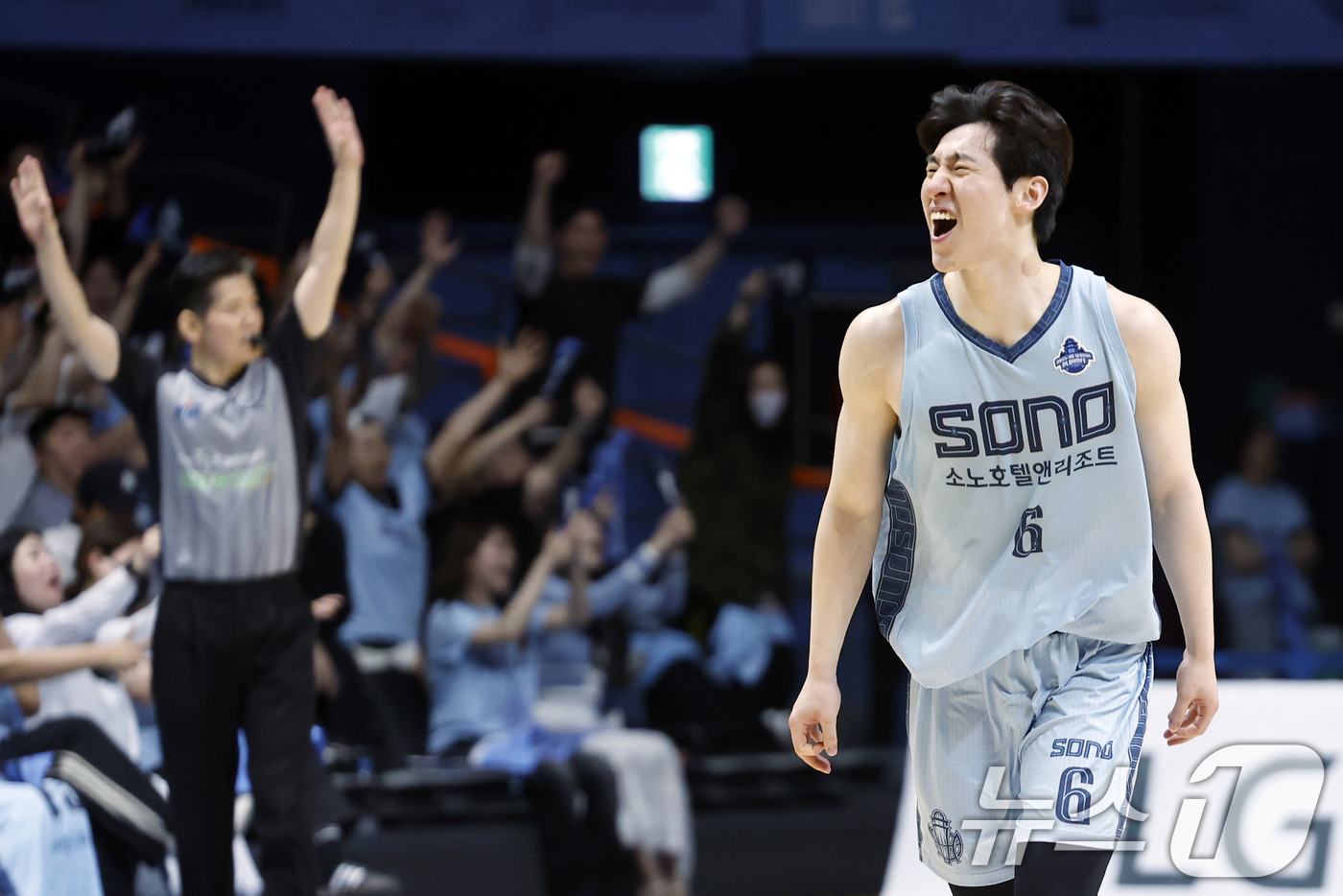 (고양=뉴스1) 박정호 기자 = 27일 오후 경기도 고양시 일산서구 중앙로 고양소노아레나에서 열린  2025-26 프로농구 4강 플레이오프 3차전 고양 소노 스카이거너스와 창원 L …
