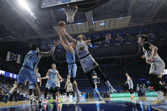치열한 골밑 승부