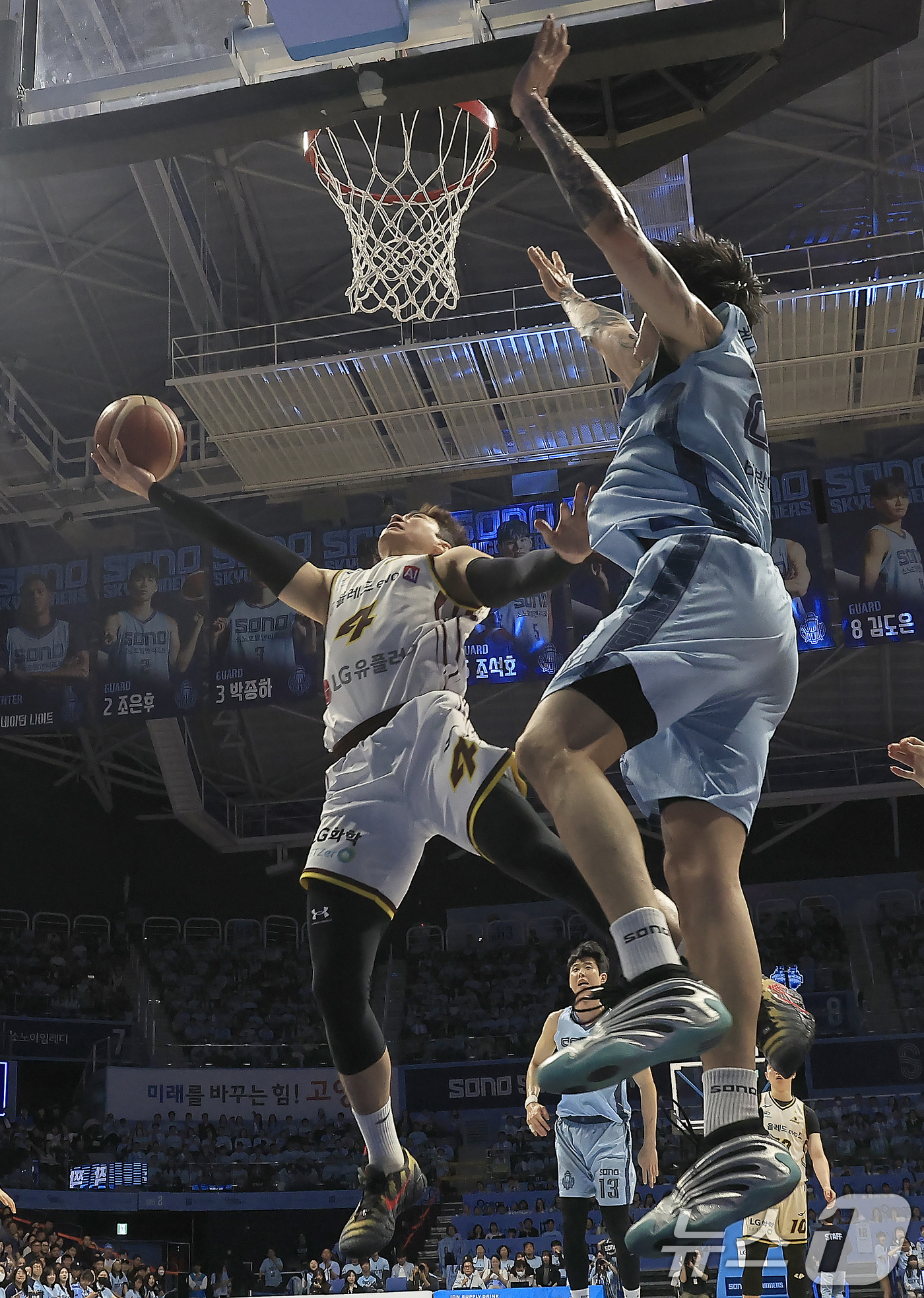 (고양=뉴스1) 박정호 기자 = 27일 오후 경기도 고양시 일산서구 중앙로 고양소노아레나에서 열린  2025-26 프로농구 4강 플레이오프 3차전 고양 소노 스카이거너스와 창원 L …