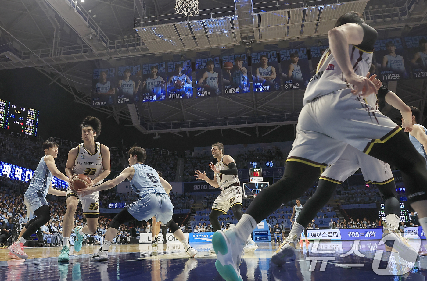 (고양=뉴스1) 박정호 기자 = 27일 오후 경기도 고양시 일산서구 중앙로 고양소노아레나에서 열린  2025-26 프로농구 4강 플레이오프 3차전 고양 소노 스카이거너스와 창원 L …