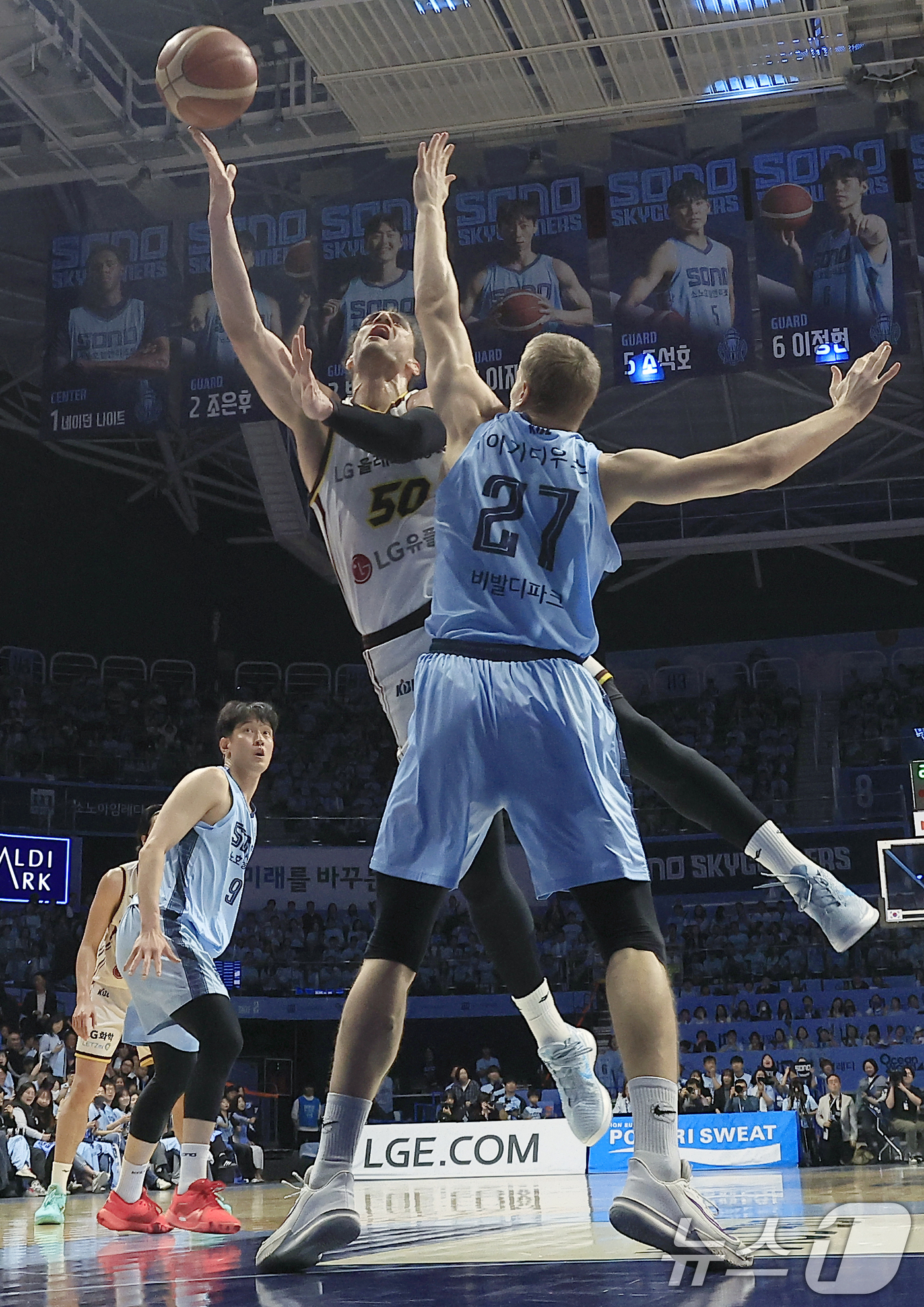 (고양=뉴스1) 박정호 기자 = 27일 오후 경기도 고양시 일산서구 중앙로 고양소노아레나에서 열린  2025-26 프로농구 4강 플레이오프 3차전 고양 소노 스카이거너스와 창원 L …