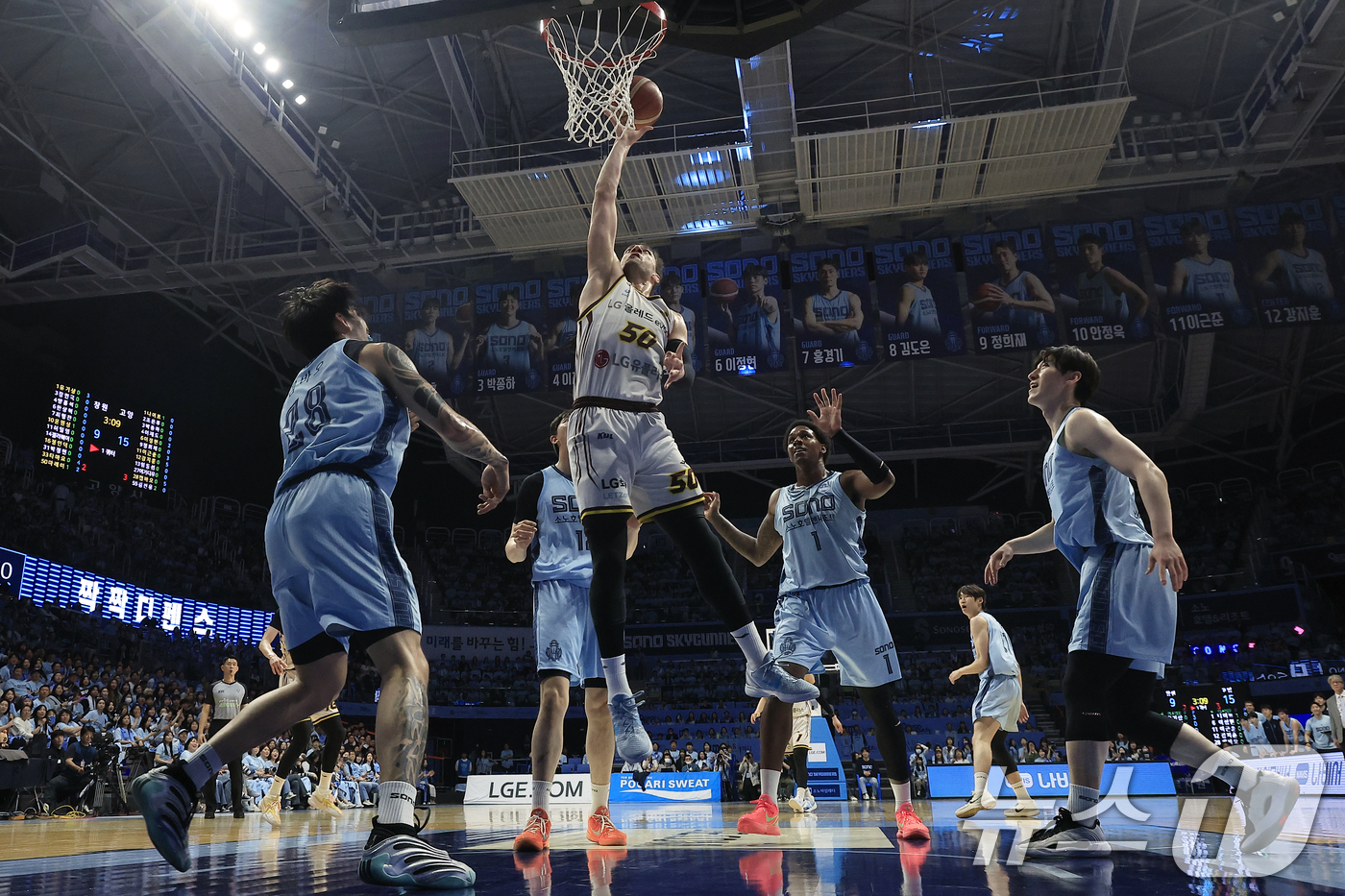 (고양=뉴스1) 박정호 기자 = 27일 오후 경기도 고양시 일산서구 중앙로 고양소노아레나에서 열린  2025-26 프로농구 4강 플레이오프 3차전 고양 소노 스카이거너스와 창원 L …