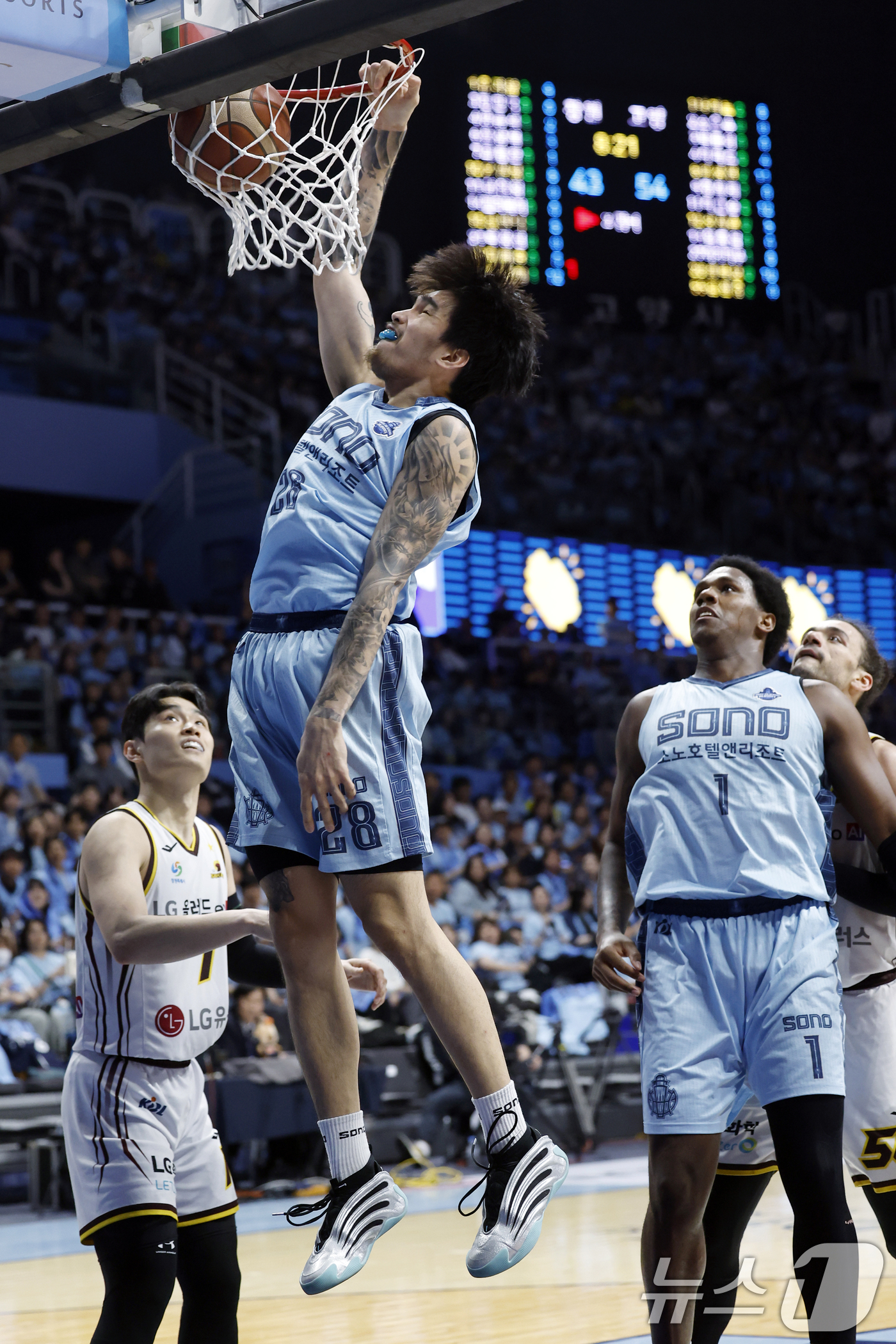 (고양=뉴스1) 박정호 기자 = 27일 오후 경기도 고양시 일산서구 중앙로 고양소노아레나에서 열린  2025-26 프로농구 4강 플레이오프 3차전 고양 소노 스카이거너스와 창원 L …
