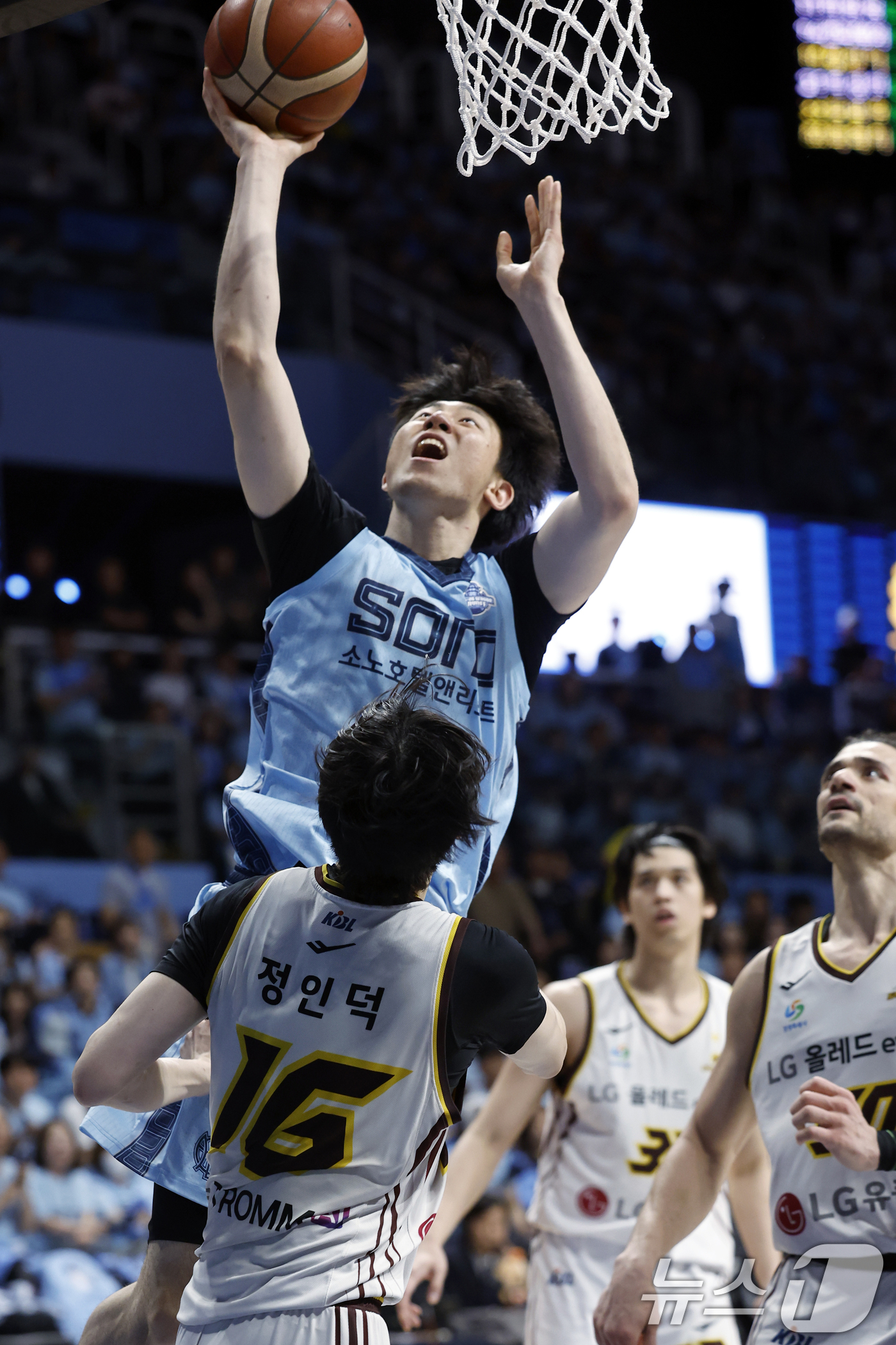 (고양=뉴스1) 박정호 기자 = 27일 오후 경기도 고양시 일산서구 중앙로 고양소노아레나에서 열린  2025-26 프로농구 4강 플레이오프 3차전 고양 소노 스카이거너스와 창원 L …