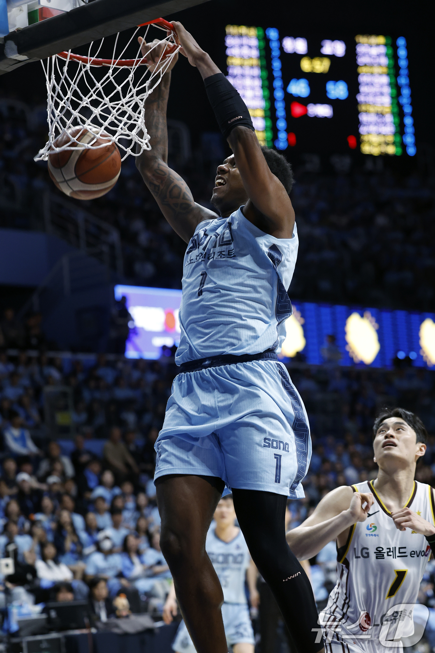 (고양=뉴스1) 박정호 기자 = 27일 오후 경기도 고양시 일산서구 중앙로 고양소노아레나에서 열린  2025-26 프로농구 4강 플레이오프 3차전 고양 소노 스카이거너스와 창원 L …