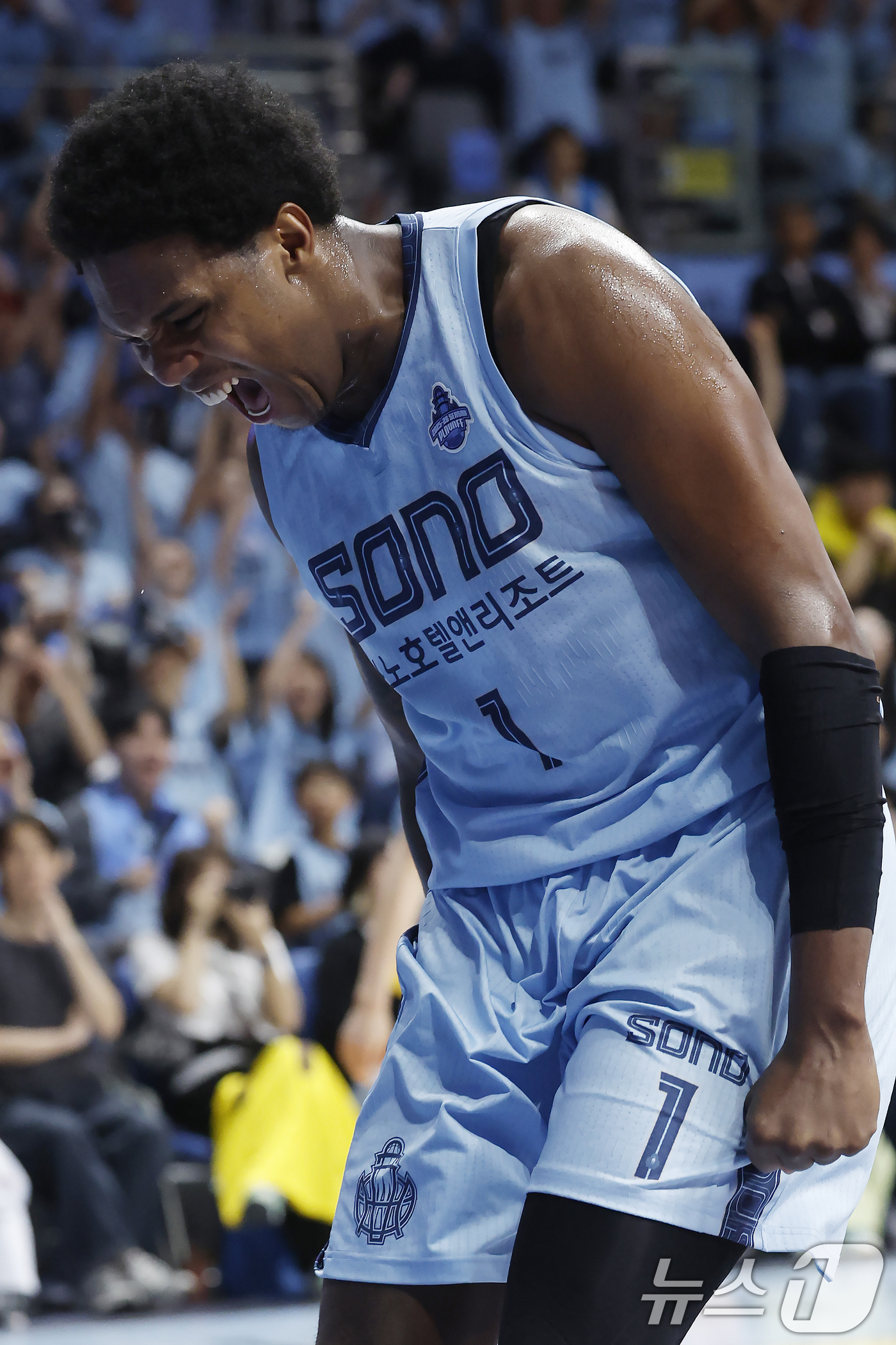 (고양=뉴스1) 박정호 기자 = 27일 오후 경기도 고양시 일산서구 중앙로 고양소노아레나에서 열린  2025-26 프로농구 4강 플레이오프 3차전 고양 소노 스카이거너스와 창원 L …