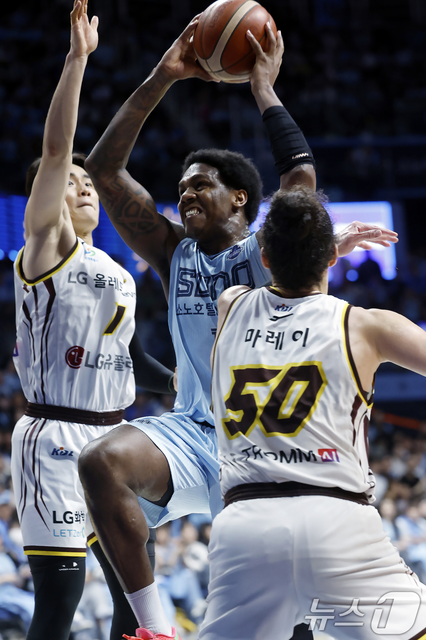 (고양=뉴스1) 박정호 기자 = 27일 오후 경기도 고양시 일산서구 중앙로 고양소노아레나에서 열린  2025-26 프로농구 4강 플레이오프 3차전 고양 소노 스카이거너스와 창원 L …