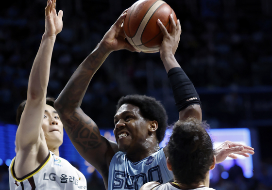 네이던 나이트 '다 비켜'