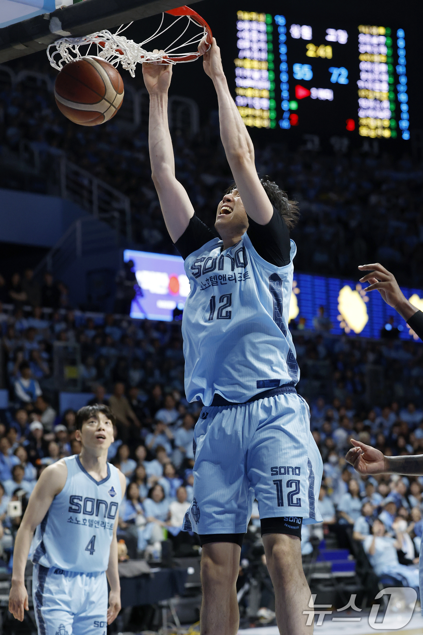 (고양=뉴스1) 박정호 기자 = 27일 오후 경기도 고양시 일산서구 중앙로 고양소노아레나에서 열린  2025-26 프로농구 4강 플레이오프 3차전 고양 소노 스카이거너스와 창원 L …