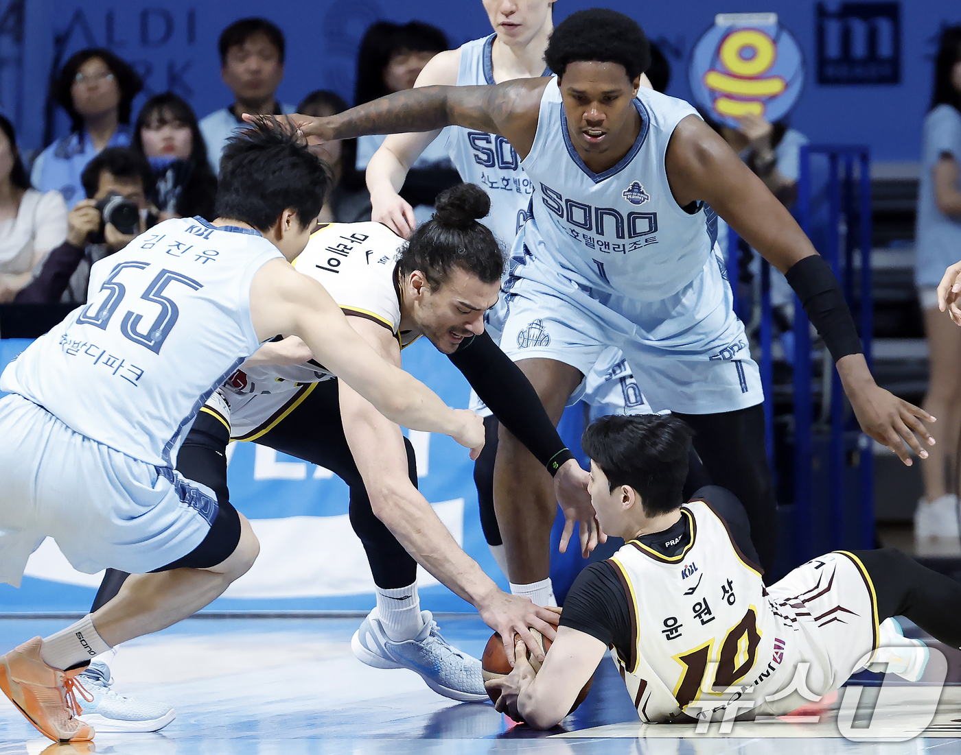 (고양=뉴스1) 박정호 기자 = 27일 오후 경기도 고양시 일산서구 중앙로 고양소노아레나에서 열린  2025-26 프로농구 4강 플레이오프 3차전 고양 소노 스카이거너스와 창원 L …