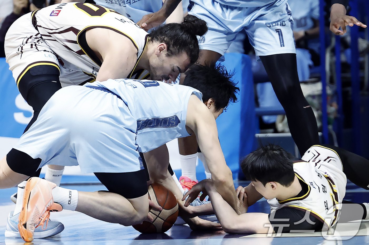 (고양=뉴스1) 박정호 기자 = 27일 오후 경기도 고양시 일산서구 중앙로 고양소노아레나에서 열린  2025-26 프로농구 4강 플레이오프 3차전 고양 소노 스카이거너스와 창원 L …