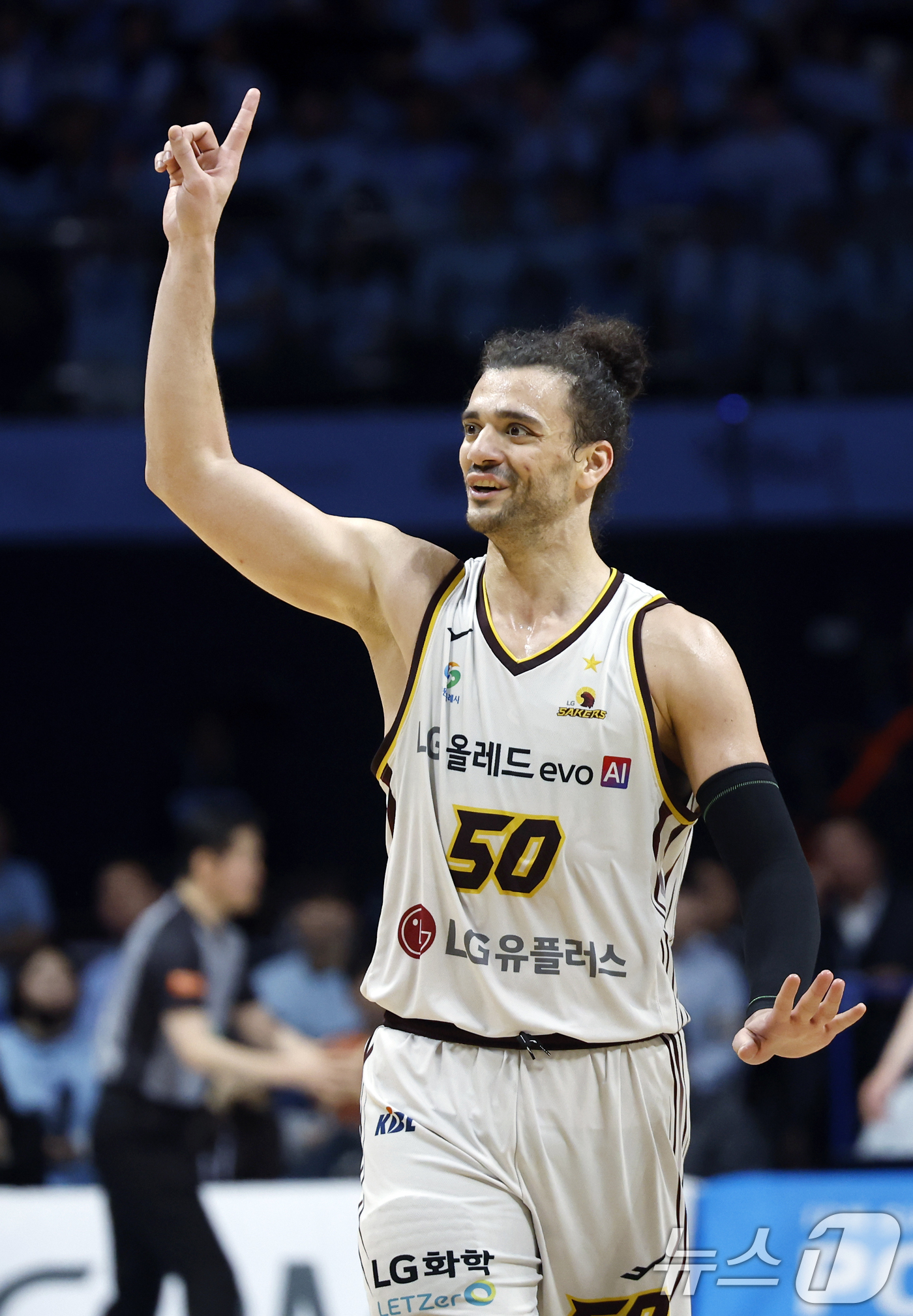 (고양=뉴스1) 박정호 기자 = 27일 오후 경기도 고양시 일산서구 중앙로 고양소노아레나에서 열린  2025-26 프로농구 4강 플레이오프 3차전 고양 소노 스카이거너스와 창원 L …